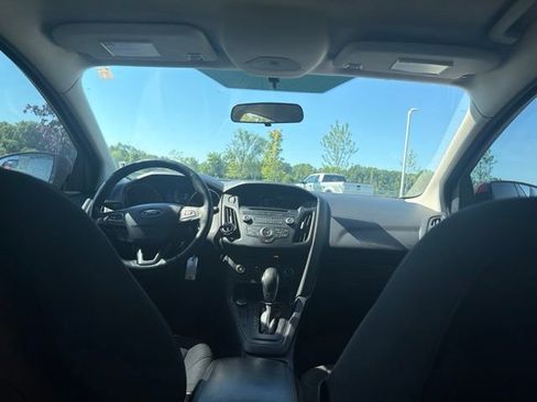 Used 2017 Ford Focus SE w/ Cold Weather Package FWD image 14