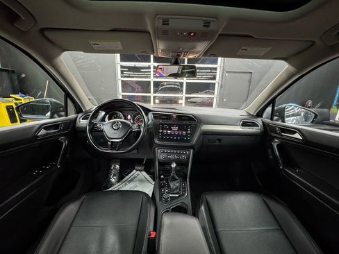 Used 2018 Volkswagen Tiguan SE w/ Panoramic Sunroof Package image 35