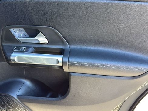 Used 2021 Mercedes-Benz GLB 250 image 33