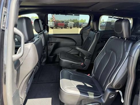 Used 2025 Chrysler Pacifica Limited FWD image 15