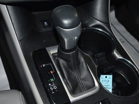 Used 2017 Toyota Highlander Limited image 16