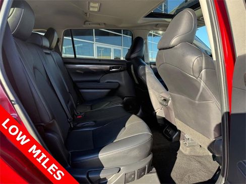 Used 2023 Toyota Highlander Limited image 12