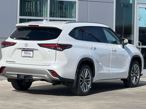 New 2025 Toyota Highlander XLE image 4