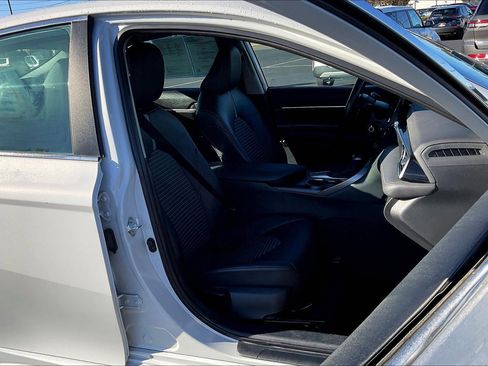 Used 2022 Toyota Camry SE image 7