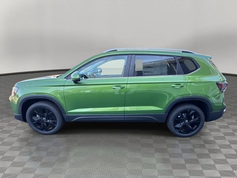 New 2026 Volkswagen Taos SE image 6