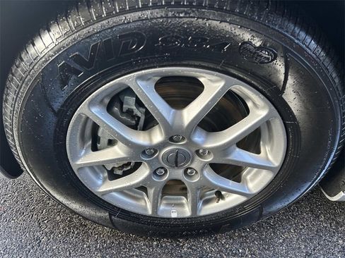 Used 2024 Chrysler Pacifica Touring-L image 9