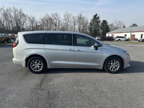 Used 2023 Chrysler Voyager LX FWD image 6