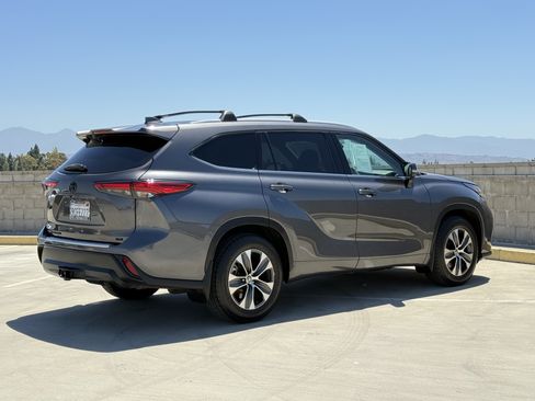 Used 2022 Toyota Highlander XLE FWD image 12