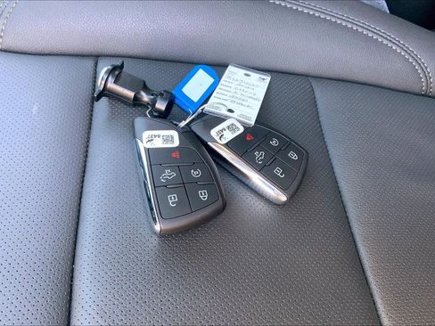 Used 2024 Chevrolet Silverado 2500 LTZ w/ LTZ Convenience Package image 15