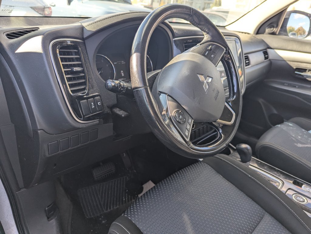 Used 2017 Mitsubishi Outlander AWD image 9
