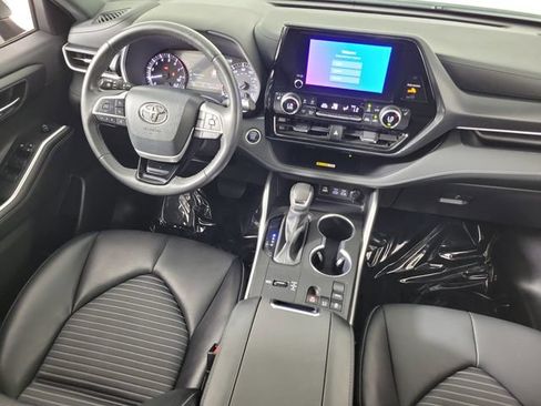 Used 2024 Toyota Highlander XSE FWD image 16