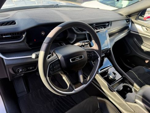 Used 2024 Jeep Grand Cherokee Altitude image 21