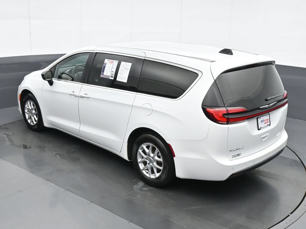 Used 2025 Chrysler Pacifica Select FWD image 19