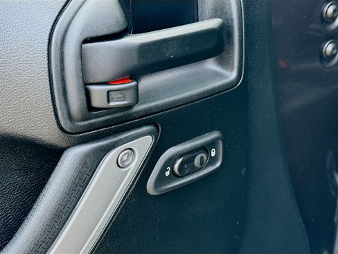 Used 2017 Jeep Wrangler Unlimited Rubicon w/ Dual Top Group AWD/4WD image 20