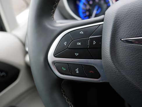 Certified 2024 Chrysler Pacifica Touring-L image 28