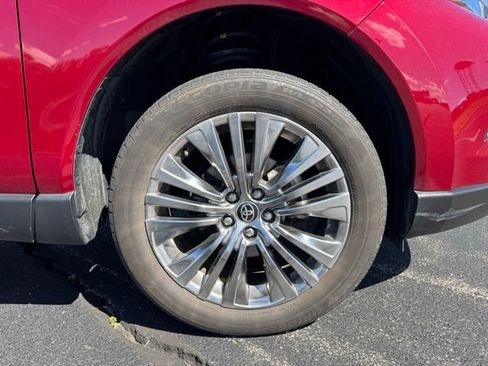 Certified 2024 Toyota Venza XLE AWD/4WD image 9