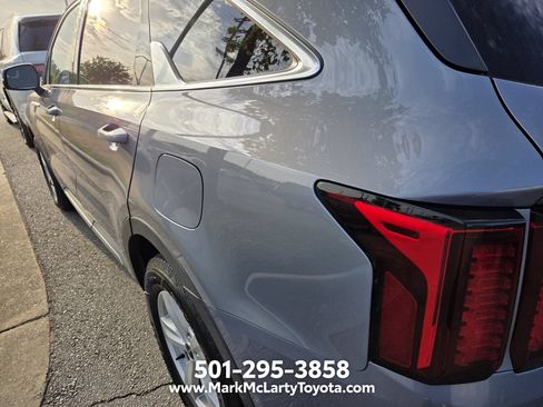 Used 2023 Kia Sorento LX FWD image 8