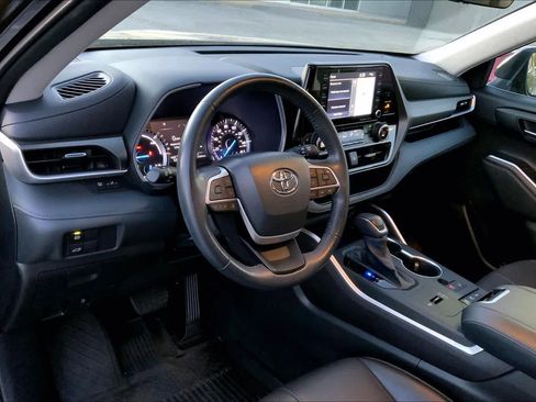 Used 2022 Toyota Highlander XLE AWD/4WD image 17