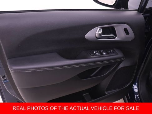 Used 2025 Chrysler Pacifica Limited FWD image 9