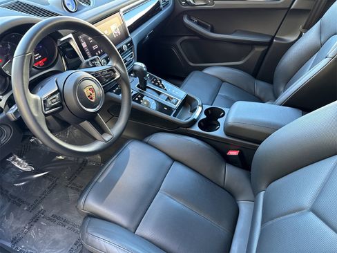Used 2025 Porsche Macan image 4