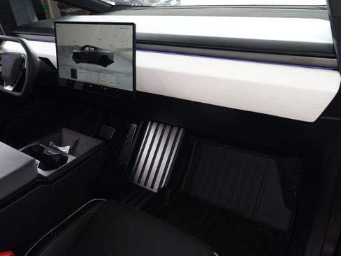 Used 2024 Tesla Cybertruck AWD Crew Cab image 13