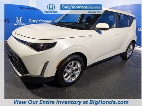 Used 2025 Kia Soul LX w/ LX Technology Package FWD image 8