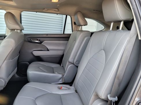 Used 2022 Toyota Highlander XLE image 14