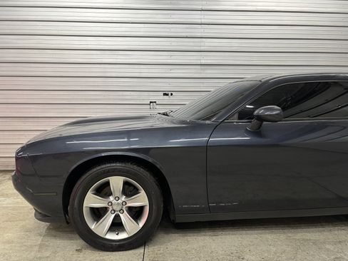 Used 2018 Dodge Challenger SXT image 3