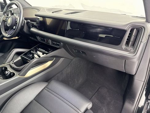 Certified 2024 Porsche Cayenne AWD/4WD image 30