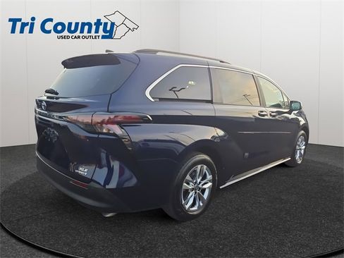 Certified 2024 Toyota Sienna XLE image 8