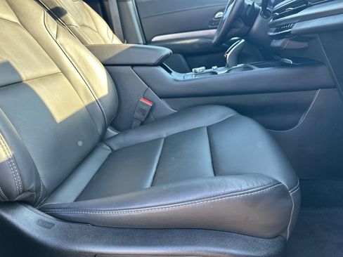Used 2025 Cadillac XT4 Premium Luxury image 13