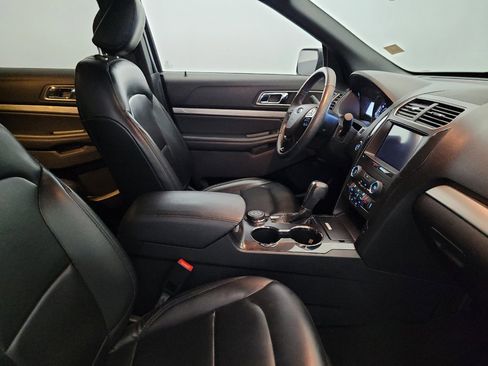 Used 2019 Ford Explorer XLT w/ Equipment Group 202A AWD/4WD image 21
