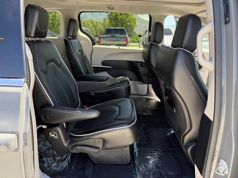 Used 2023 Chrysler Pacifica Limited FWD image 22