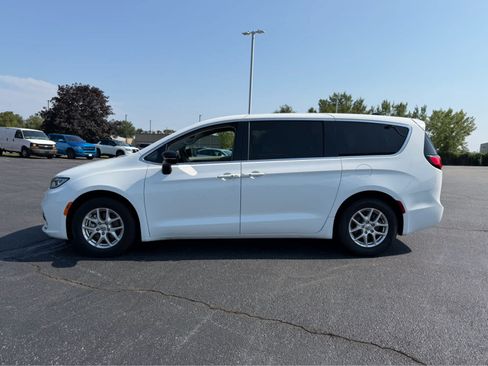 Used 2024 Chrysler Pacifica Touring-L FWD image 5