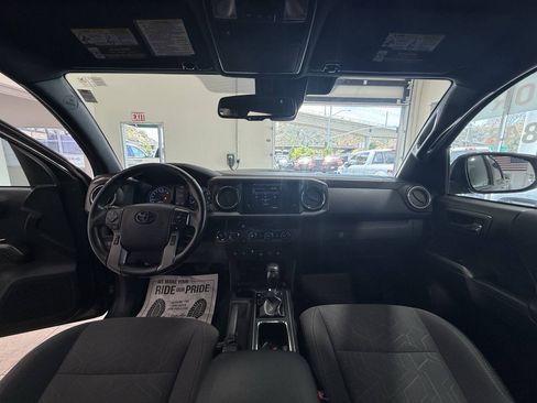 Used 2018 Toyota Tacoma TRD Sport w/ Technology Package AWD/4WD image 31