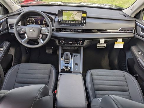 New 2025 Mitsubishi Outlander SE image 16