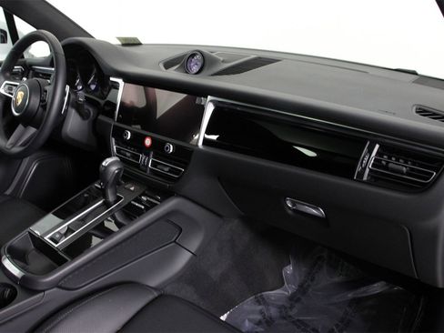 Used 2025 Porsche Macan image 24