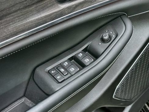 Used 2025 Jeep Grand Cherokee L Overland w/ Advanced Protech Group III AWD/4WD image 18
