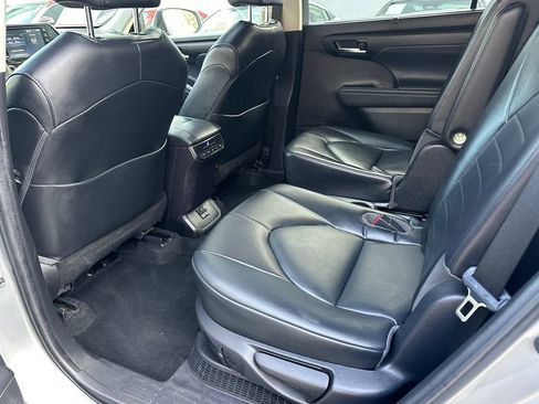 Used 2022 Toyota Highlander XLE image 19