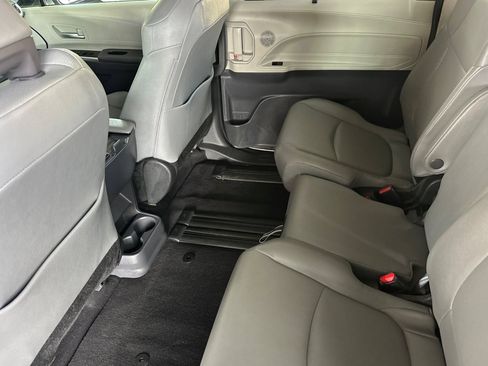 Used 2024 Toyota Sienna XLE FWD image 12