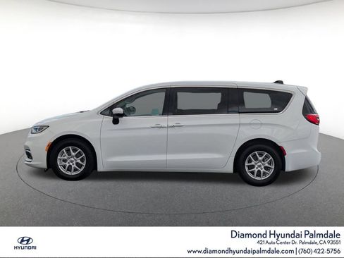 Used 2023 Chrysler Pacifica Touring-L FWD image 4