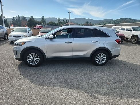 Used 2019 Kia Sorento LX image 2