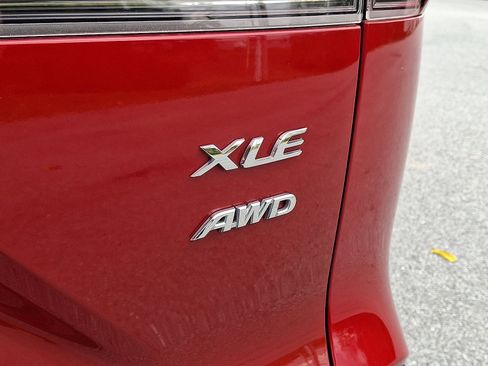 Certified 2022 Toyota Corolla Cross XLE image 32