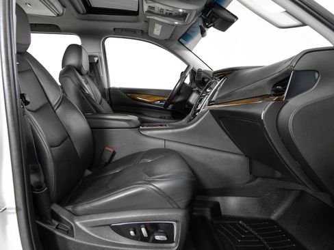 Used 2016 Cadillac Escalade Luxury image 29