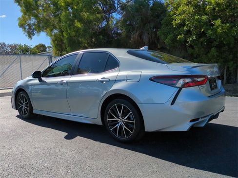 Used 2023 Toyota Camry SE image 6