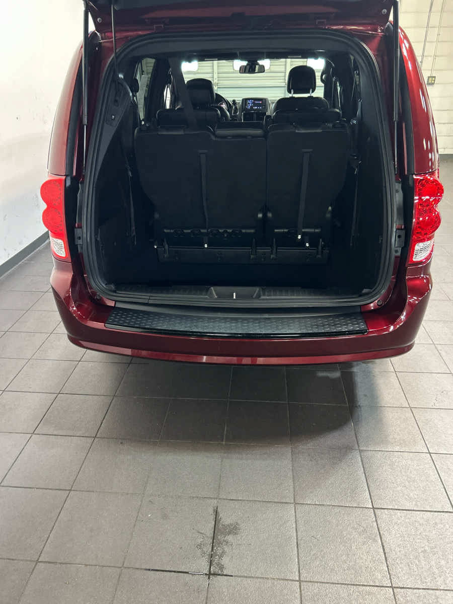 Used 2020 Dodge Grand Caravan SXT w/ Driver Convenience Group FWD image 10