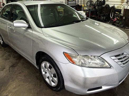 Used 2009 Toyota Camry LE FWD image 3