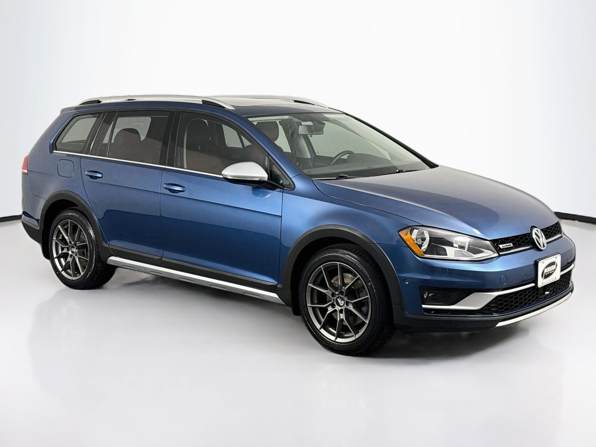 Used 2017 Volkswagen Golf Alltrack SE AWD/4WD image 2