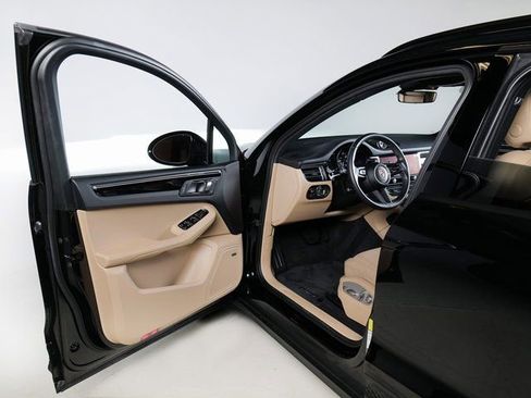 Certified 2025 Porsche Macan image 27