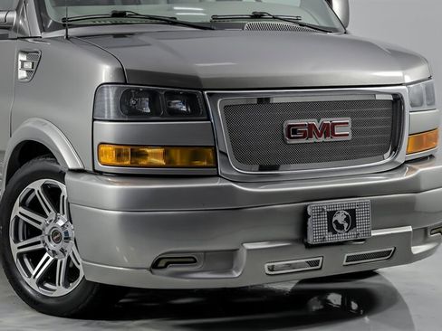 Used 2018 GMC Savana 2500 Extended w/ Enhanced Convenience Package RWD image 2